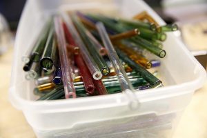 den-thoi-cua-ong-hut-lam-tu-giay-va-thuy-tinh