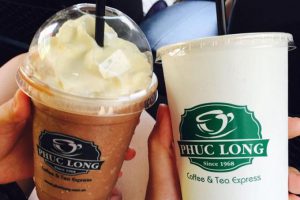 ly giấy và ly nhựa