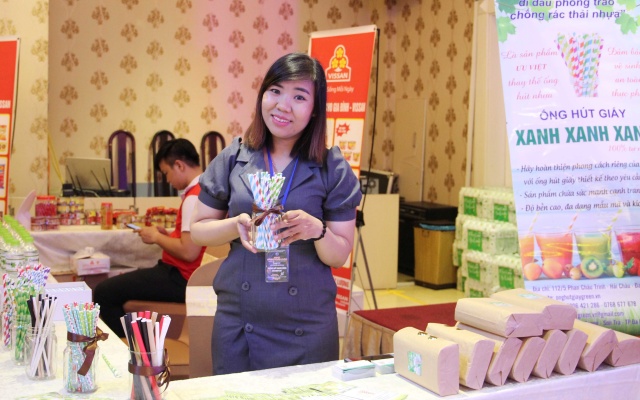 Xuân Hằng với sản phẩm ống hút giấy.